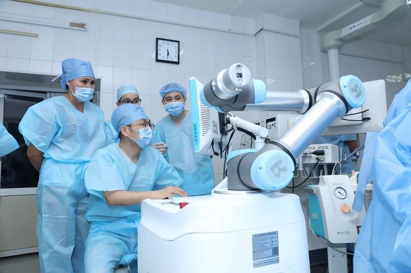 РОБОТ-ХИРУРГТІҢ КӨМЕГІМЕН МИҒА ОТА ЖАСАЛАДЫ